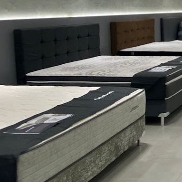 Cabeceiras estofadas expostas na loja Ortobom T-7