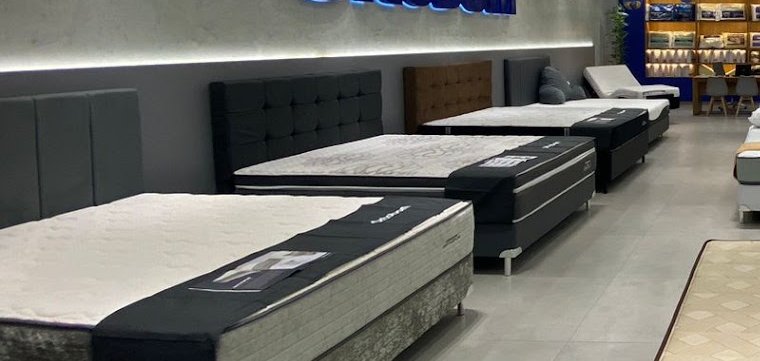 Cabeceiras estofadas expostas na loja Ortobom T-7
