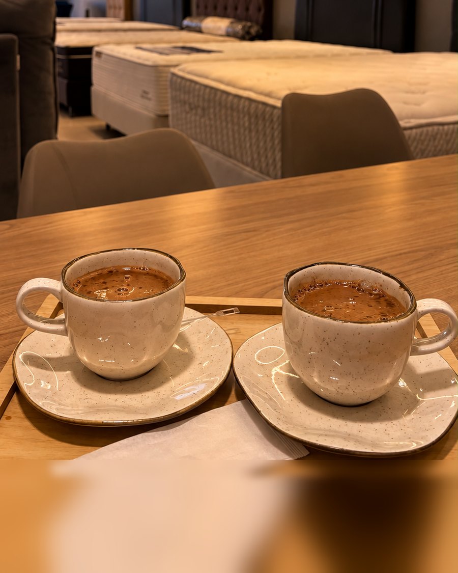 Café servido na recepção da Ortobom T-7, com os colchões ao fundo